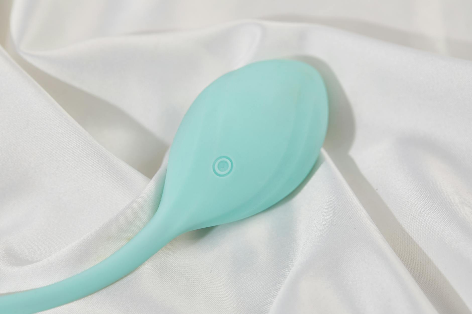 Vibromasseur stylisé sur soie blanche