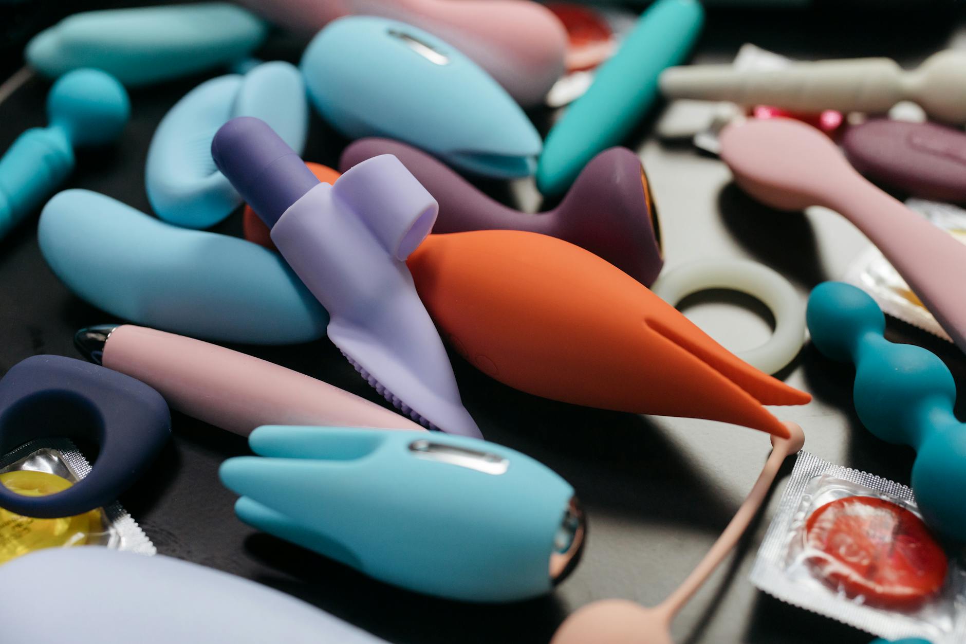 Collection vibrant de jouets pour adultes, illustrant la diversité des options de stimulation disponibles.