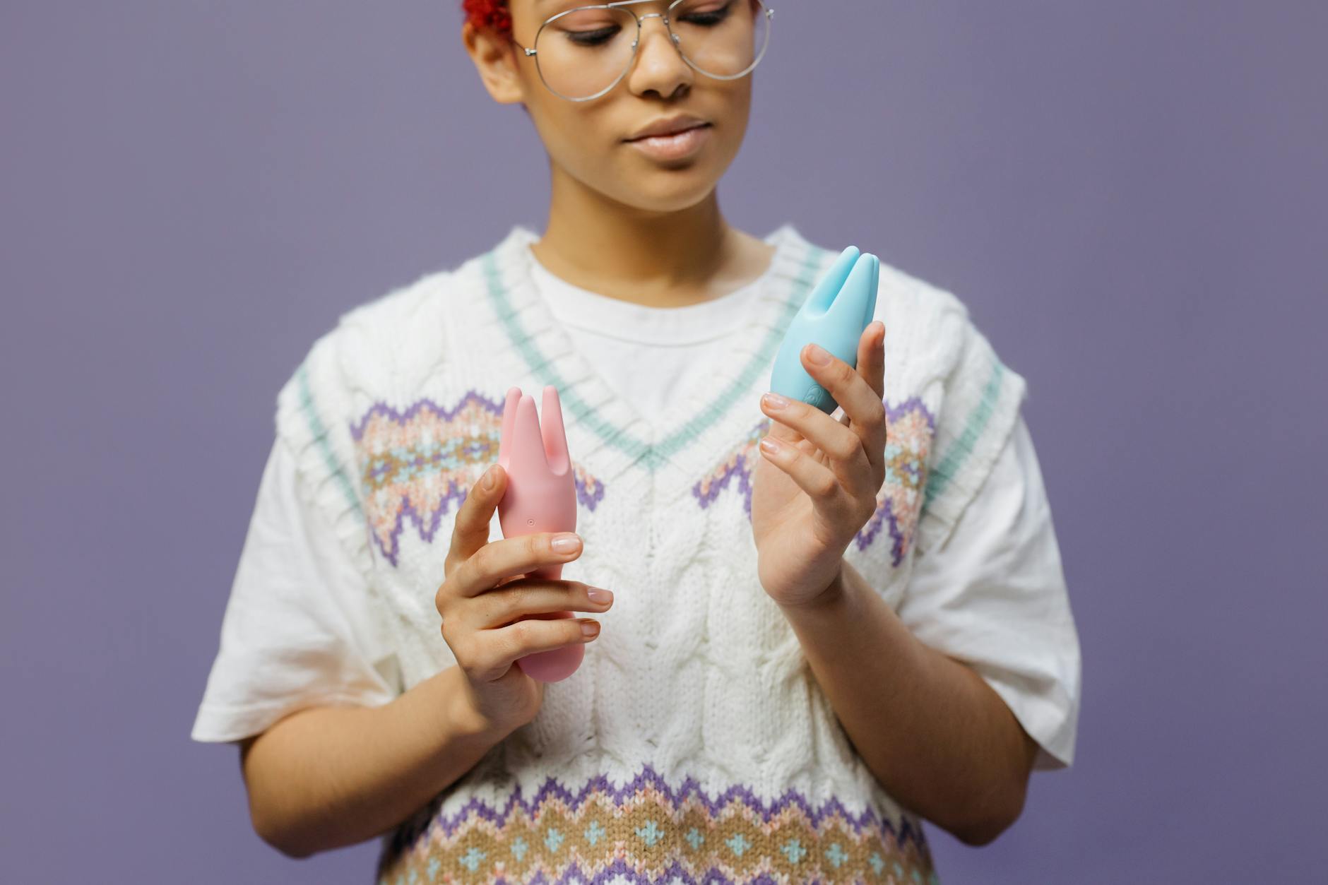 Femme tenant un vibromasseur citron dans ses mains, moment de contrôle et de confiance personnelle